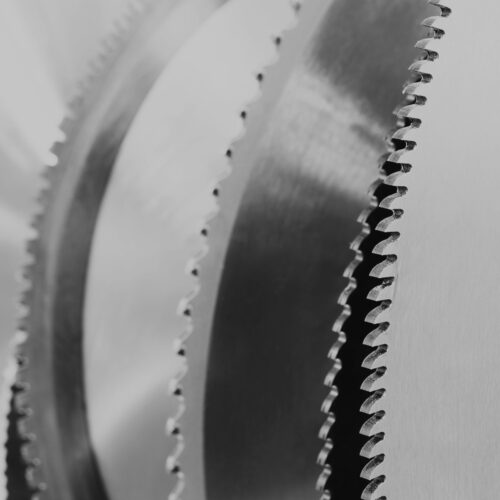 Image showing a selection of circular saw blades for cutting metal with varying tooth pitches and finishes.