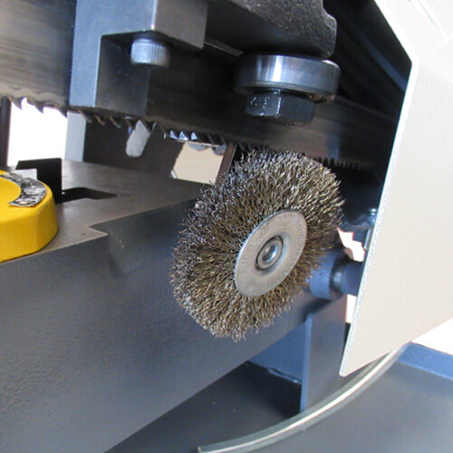 Horizontal bandsaw blade cleaning brush